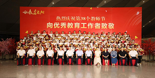 祝贺！开云网页版页面登录教师易文斌荣获株洲市师德师风标兵奖