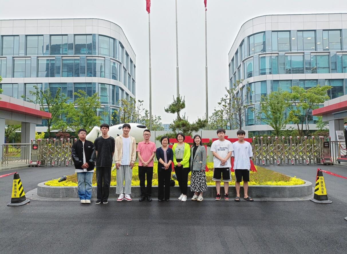 访企调研产教融合 师生共话协同育人——开云网页版页面登录党委委员、纪委书记黄慧带队赴京东企业调研并与实习学生座谈交流