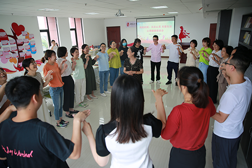开云网页版页面登录举办首期“关注心灵 关爱生活”教师心理沙龙活动