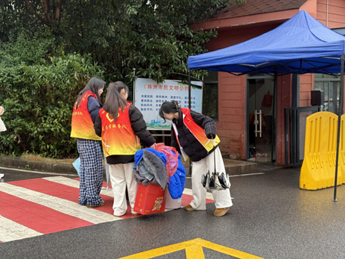 开学进行时 开云网页版页面登录团委在行动