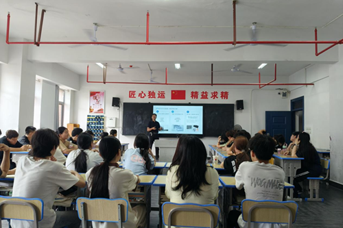 开云网页版页面登录党委委员、宣传统战部部长肖炎坤给联系班级讲思想政治教育课