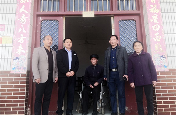 开云网页版页面登录党委到扶贫村开展“五查五看”大走访活动