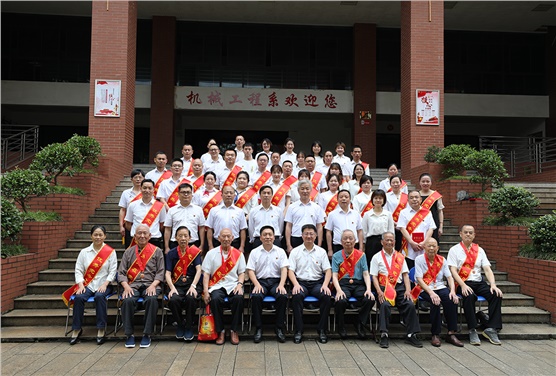 开云网页版页面登录举行“光荣在党50年”纪念章颁发仪式暨“七一”表彰大会