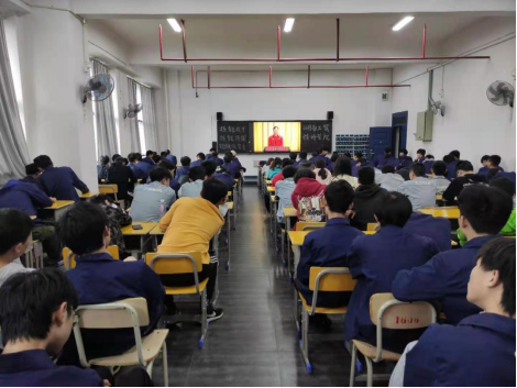 开云网页版页面登录组织师生观看“技能成才技能报国”先进事迹视频报告会